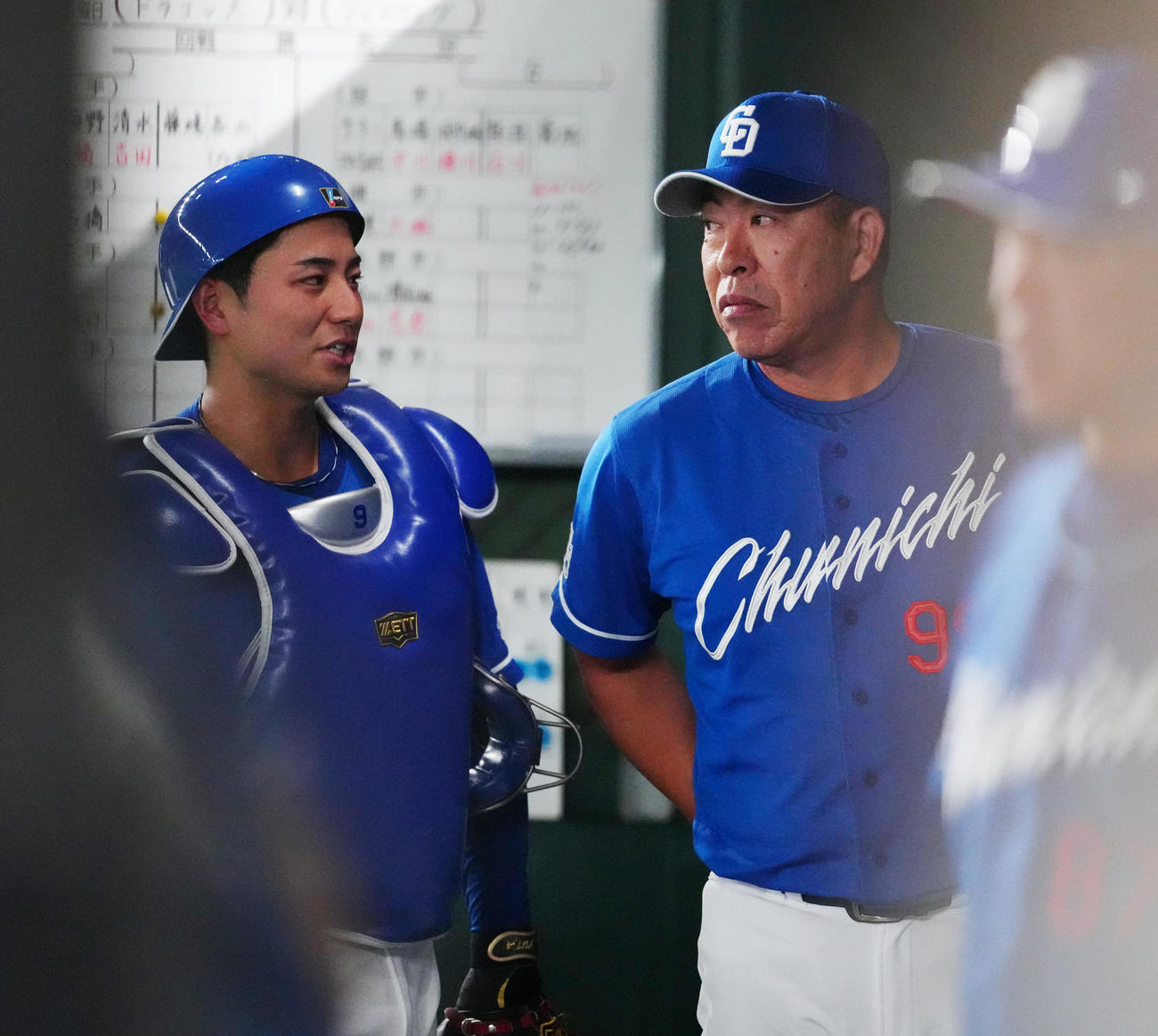 ベンチで言葉を交わす中日井上監督と石伊雄太（2025年8月12日撮影）