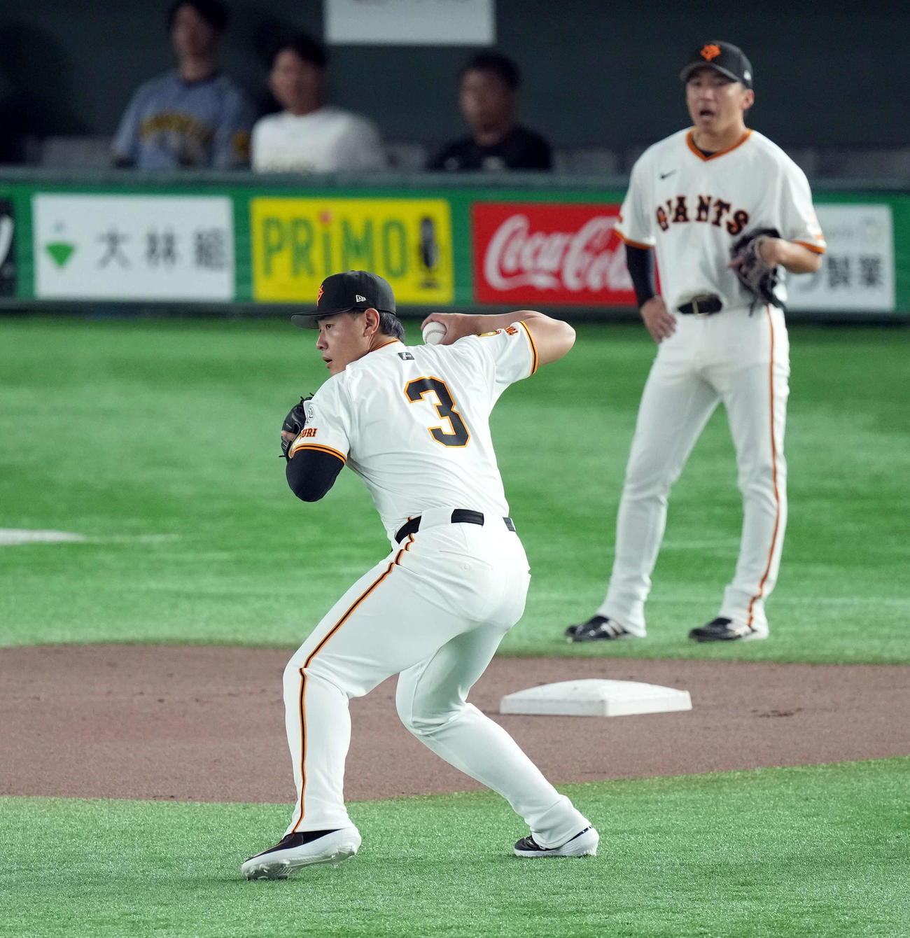 巨人対阪神　背番号「3」を付けてシートノックを受ける巨人岡本（撮影・たえ見朱実）