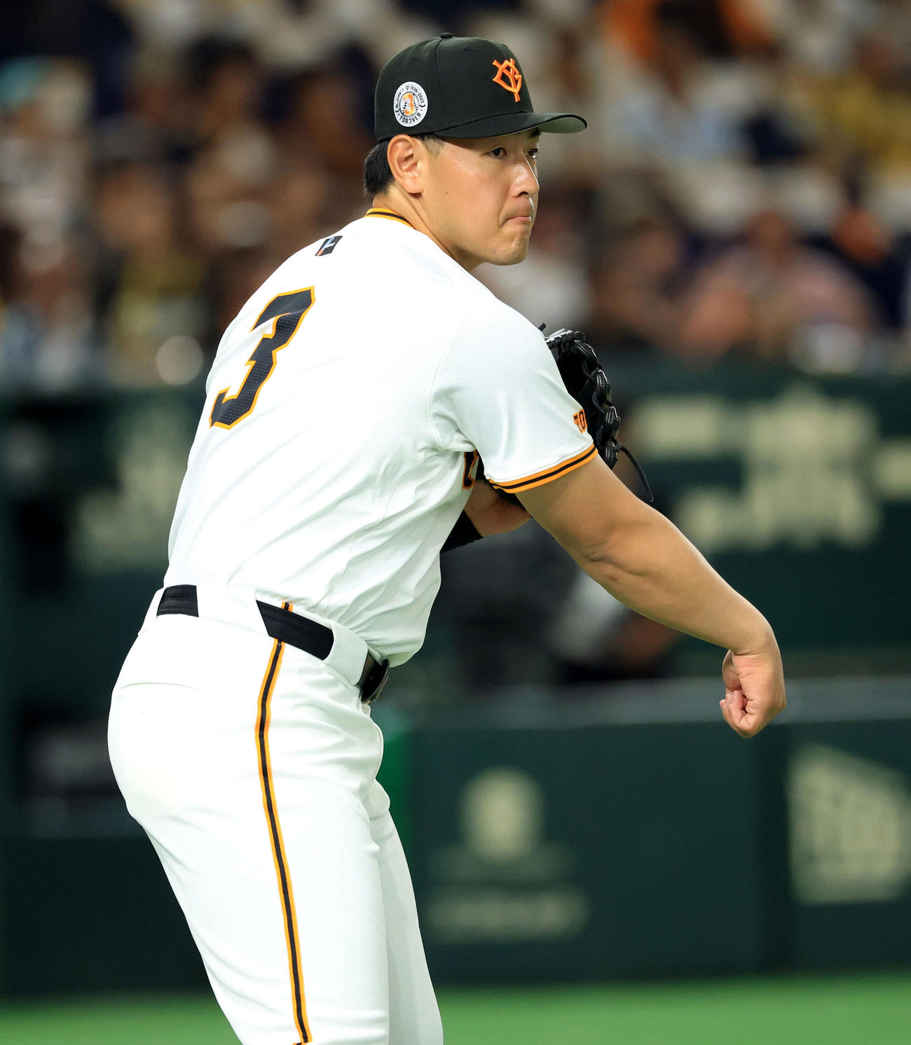 巨人対阪神　試合前、背番号3を背負いキャッチボールする巨人岡本（撮影・浅見桂子）