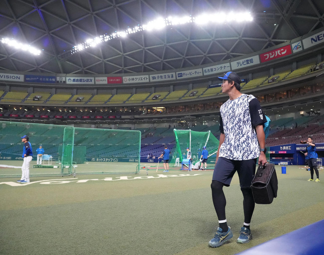 中日対DeNA　試合前、球場入りする藤浪（撮影・森本幸一）