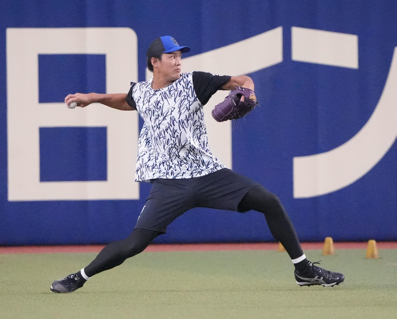 中日対DeNA　試合前、キャッチボールをする藤浪（撮影・森本幸一）