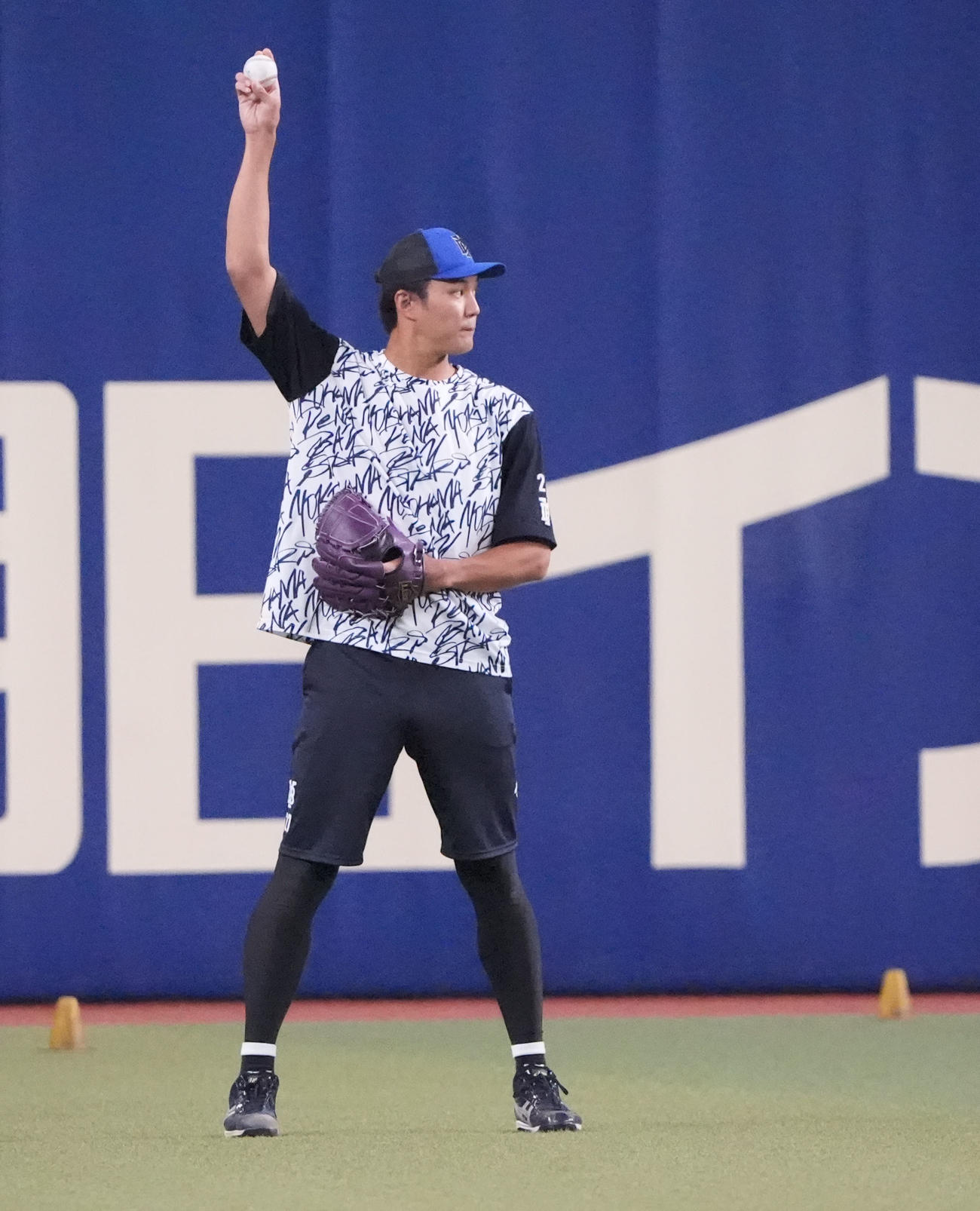 中日対DeNA　試合前、キャッチボールをする藤浪（撮影・森本幸一）