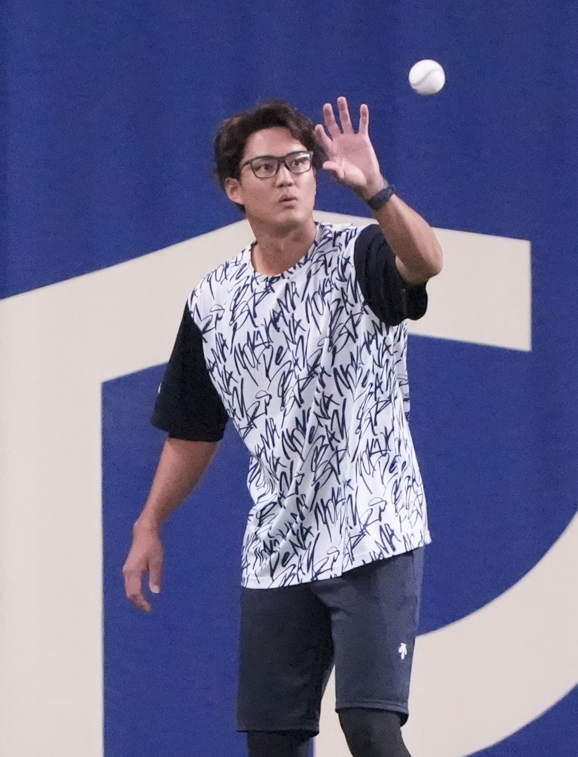 中日対DeNA　試合前、打撃練習のボールをキャッチする藤浪（撮影・森本幸一）