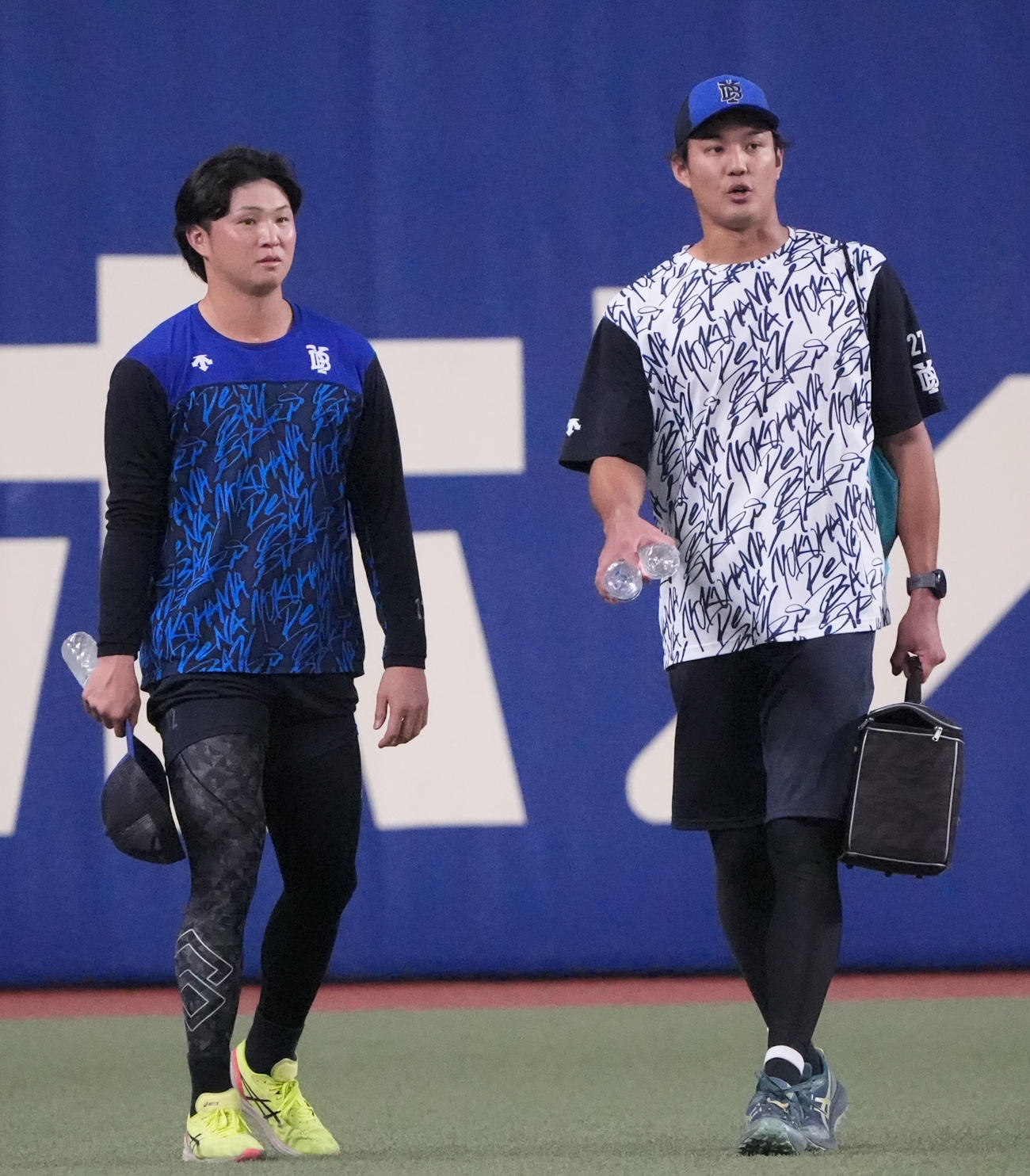 中日対DeNA　試合前、言葉を交わす左から竹田と藤浪（撮影・森本幸一）