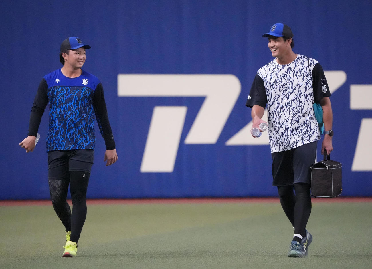 中日対DeNA　試合前、言葉を交わす左から竹田と藤浪（撮影・森本幸一）