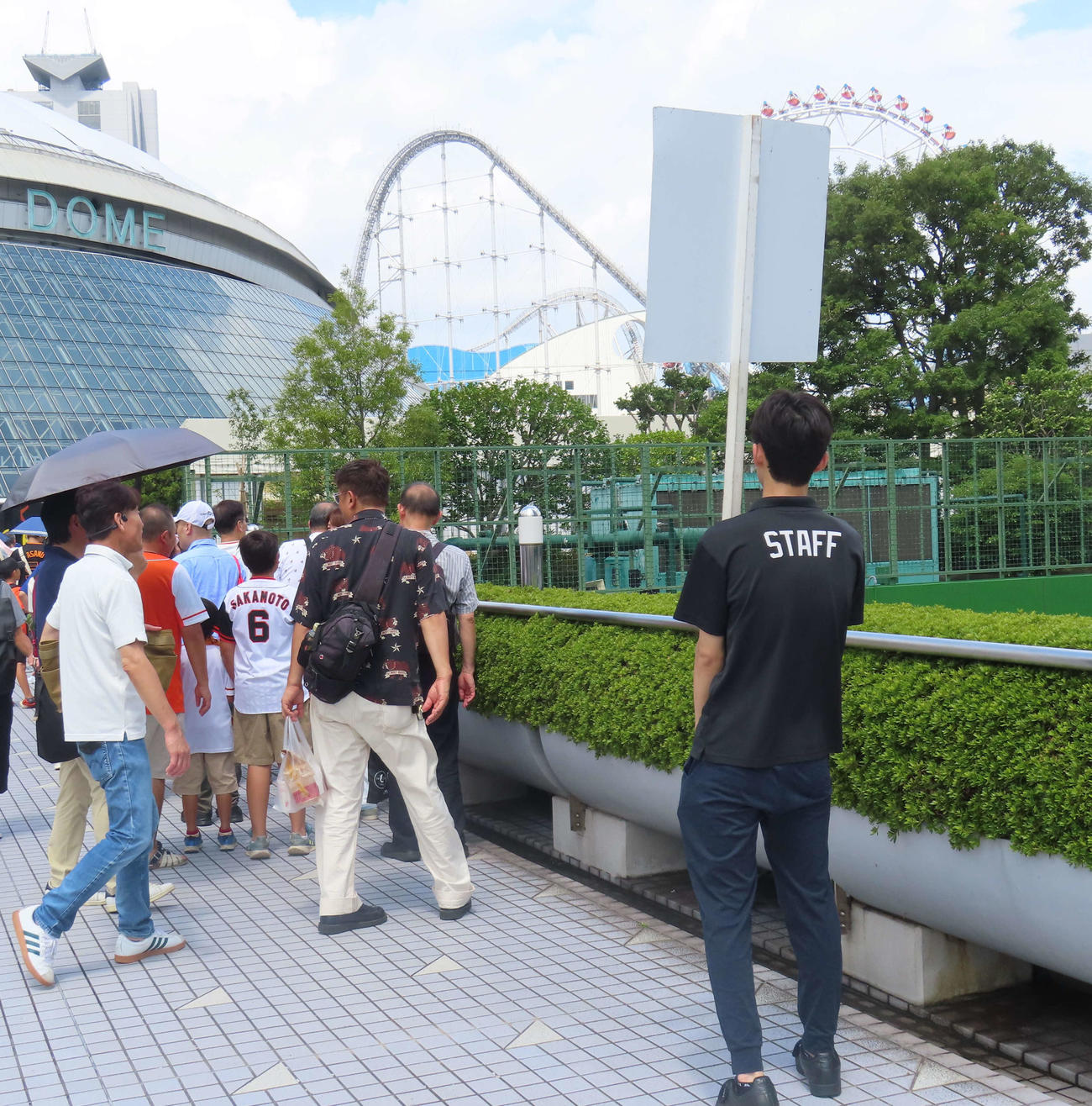 東京ドーム外周に設置されたグッズ売り場には長蛇の列ができた（撮影・水谷京裕）