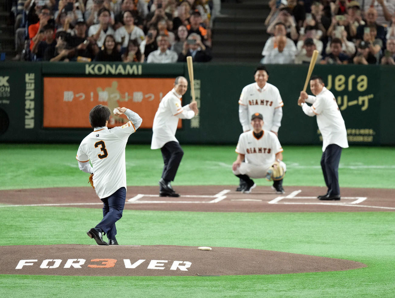 巨人対阪神　長嶋茂雄終身名誉監督追悼試合で始球式を務めた松井秀喜氏（撮影・たえ見朱実）