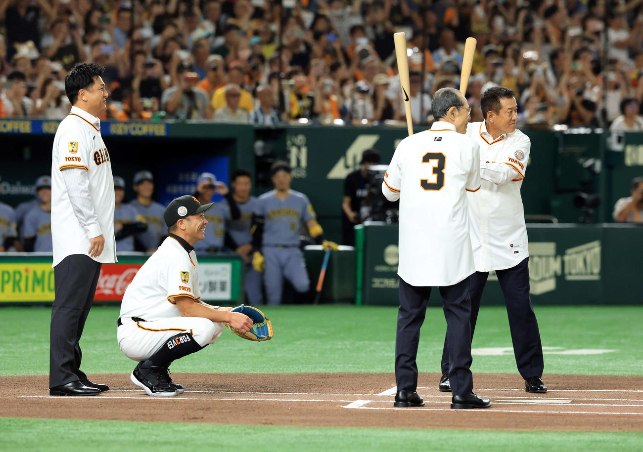 巨人対阪神　長嶋茂雄終身名誉監督追悼試合のセレモニアルピッチで打席に入った、左から高橋由伸氏、阿部監督、王貞治氏、原辰徳氏（撮影・浅見桂子）