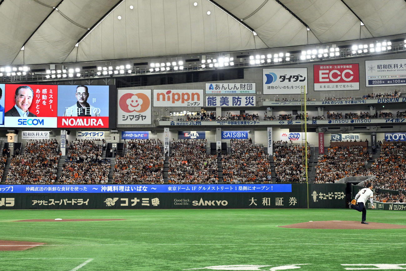 巨人対阪神　始球式で投球する松井氏（撮影・滝沢徹郎）