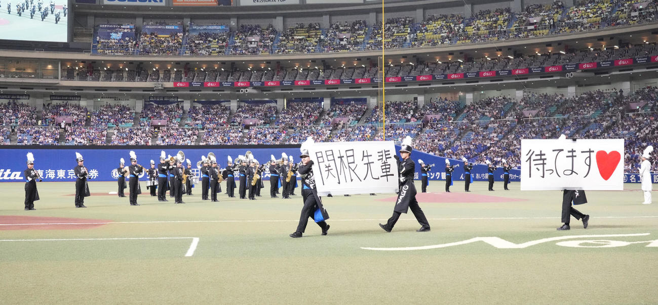 中日対DeNA　試合前、演奏を披露する東邦マーチングバンド（撮影・森本幸一）