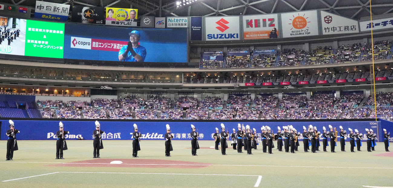中日対DeNA　試合前、東邦マーチングバンドの演奏にベンチから拍手する林（撮影・森本幸一）