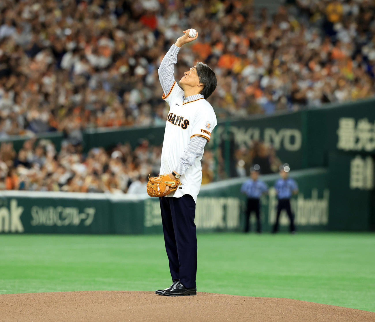 巨人対阪神　長嶋茂雄終身名誉監督追悼試合のセレモニアルピッチで、投球前、天にボールを掲げる松井秀喜氏（撮影・浅見桂子）