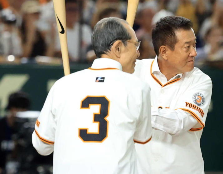 巨人対阪神　長嶋茂雄終身名誉監督追悼試合のセレモニアルピッチで打席に入った王貞治氏、原辰徳氏（撮影・浅見桂子）