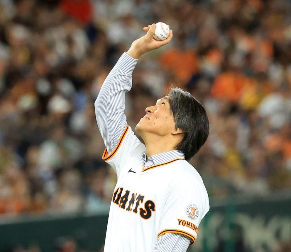 巨人対阪神　長嶋茂雄終身名誉監督追悼試合のセレモニアルピッチで、投球前、天にボールを掲げる松井秀喜氏（撮影・浅見桂子）
