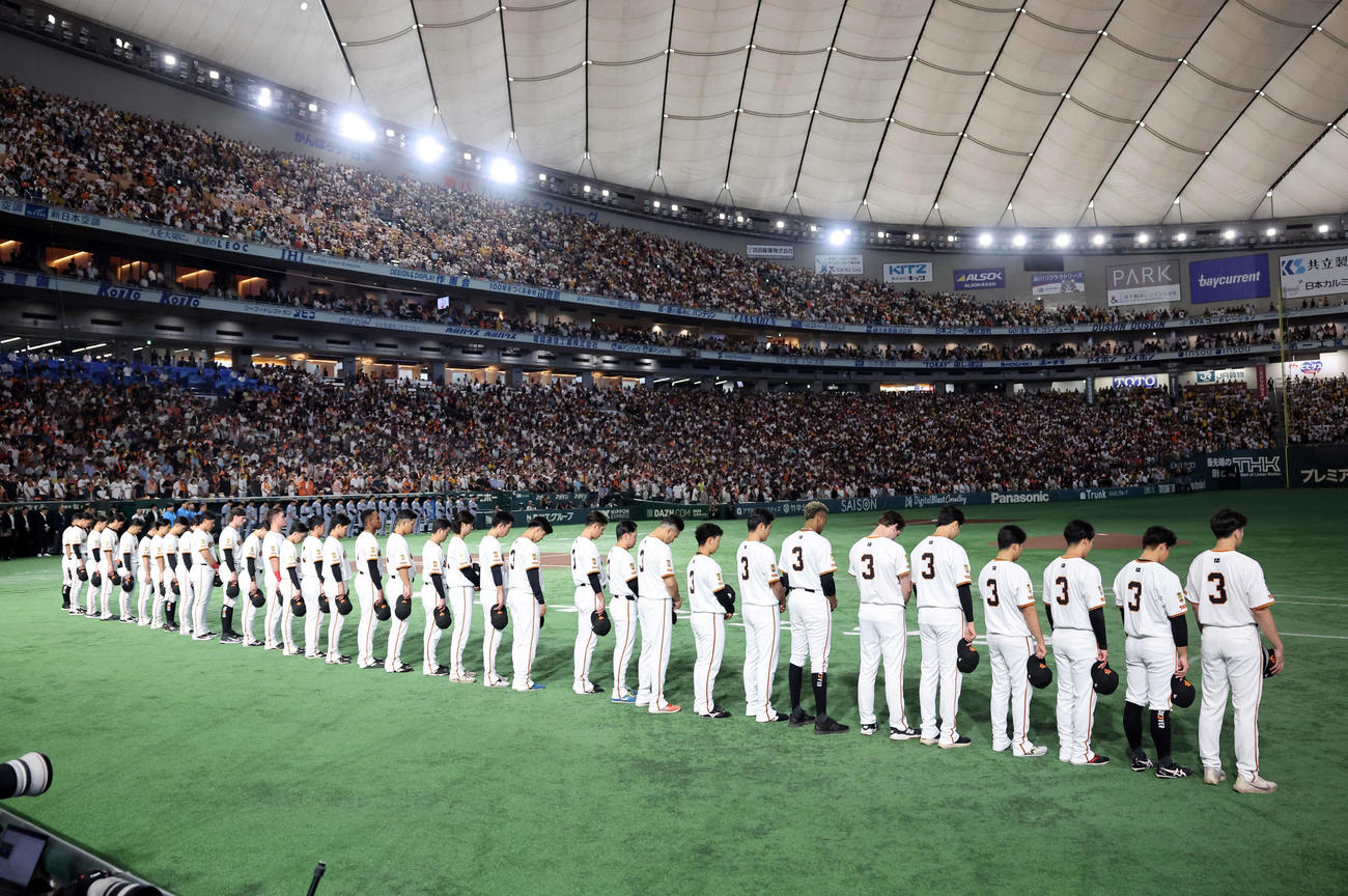 巨人対阪神　長嶋茂雄終身名誉監督追悼試合のセレモニーで背番号3をつけ黙とうする巨人と阪神の選手たち（撮影・浅見桂子）