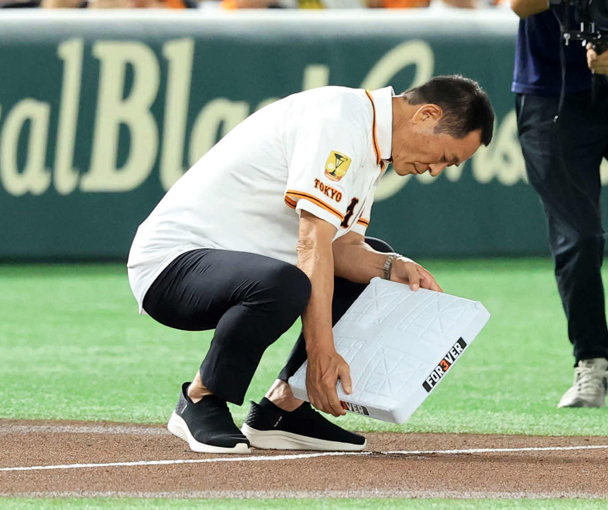 巨人対阪神　長嶋茂雄終身名誉監督追悼試合のセレモニーで三塁にベースデリバリーする中畑清氏（撮影・浅見桂子）