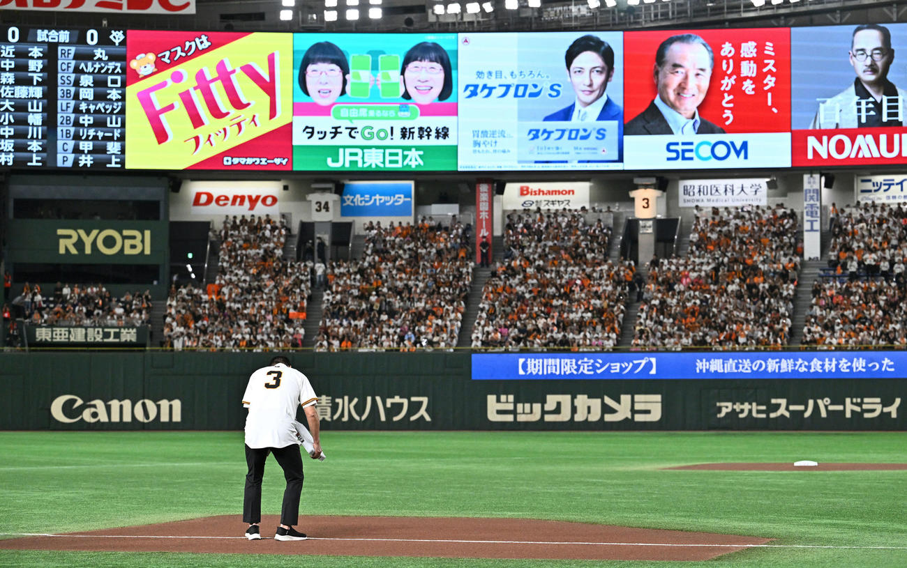 巨人対阪神　試合前に三塁へベースを運ぶ中畑氏（撮影・滝沢徹郎）