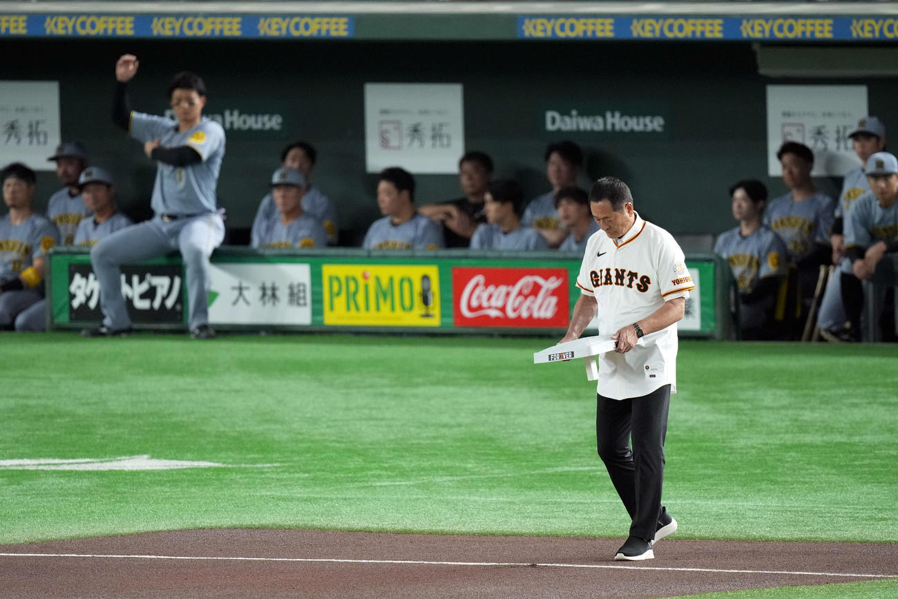 巨人対阪神　長嶋茂雄終身名誉監督追悼試合セレモニーで三塁のベースを設置する中畑清氏（撮影・たえ見朱実）