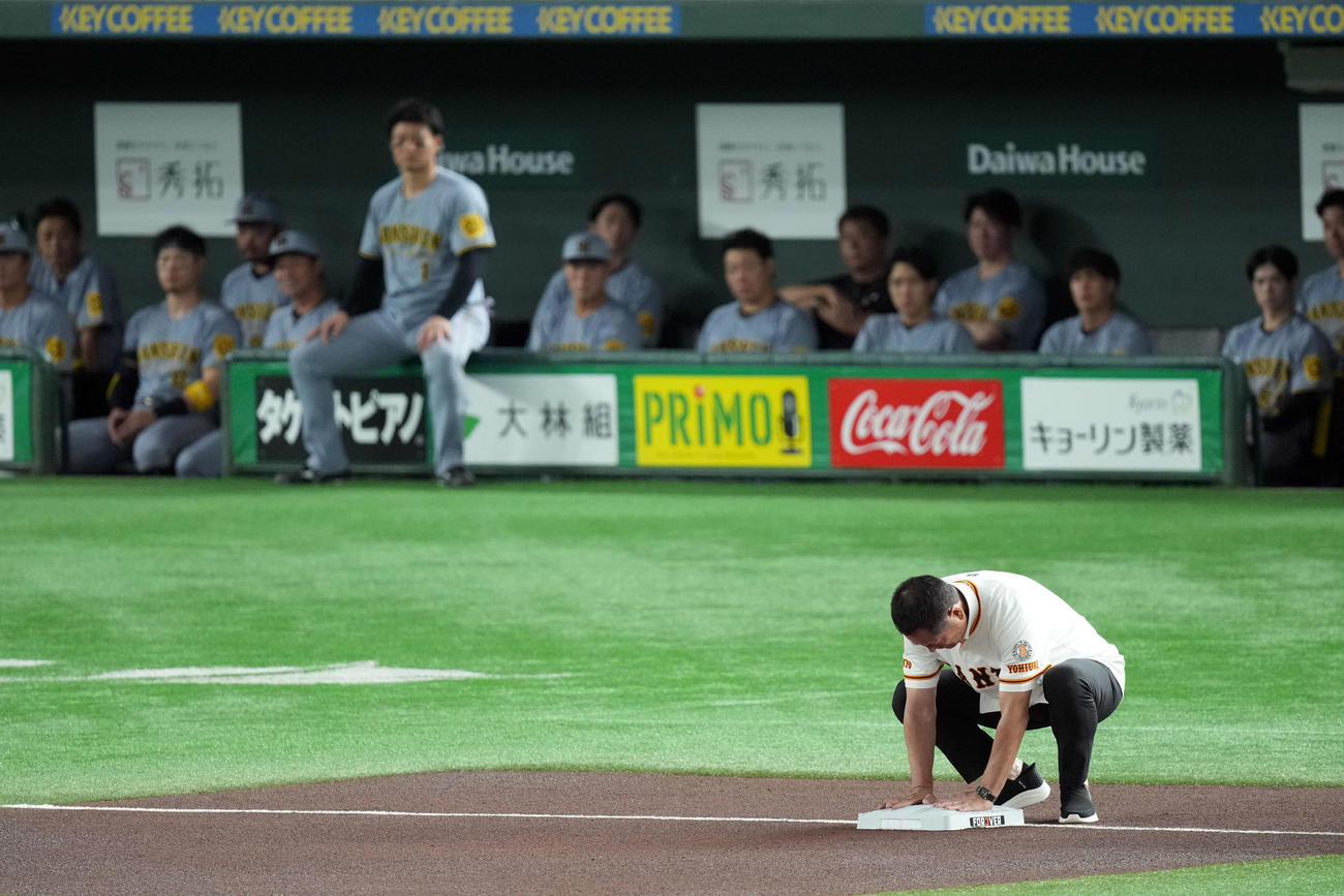 巨人対阪神　長嶋茂雄終身名誉監督追悼試合セレモニーで三塁ベースを設置する中畑清氏（撮影・たえ見朱実）