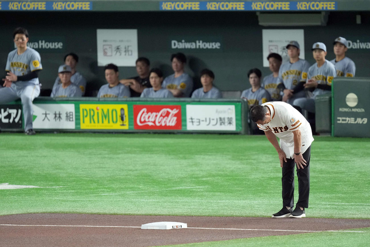 巨人対阪神　長嶋茂雄終身名誉監督追悼試合セレモニーで三塁ベースを設置する中畑清氏（撮影・たえ見朱実）