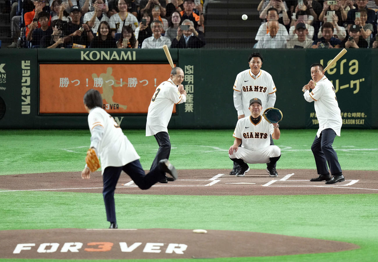 巨人対阪神　長嶋茂雄終身名誉監督追悼試合の始球式でバッターを務めた王貞治氏（左）と原辰徳氏。中央手前は捕手を務めた巨人阿部慎之助監督、後方は審判を務めた高橋由伸氏。投手は松井秀喜氏（撮影・たえ見朱実）