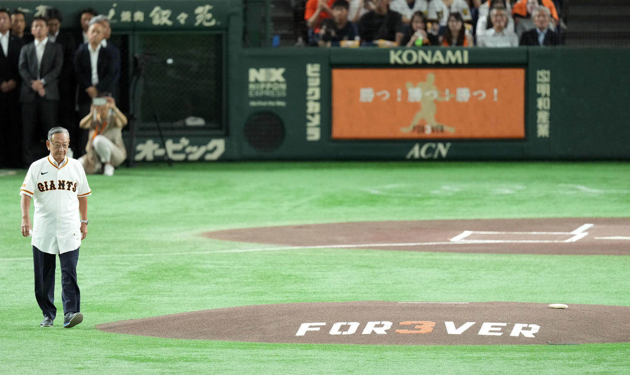 巨人対阪神　始球式のボールをマウンドに届ける堀内恒夫氏（撮影・たえ見朱実）