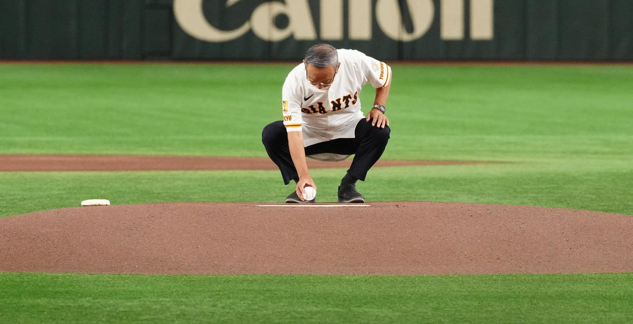 巨人対阪神　マウンドへボールを運ぶ堀内恒夫氏（撮影・鈴木みどり）
