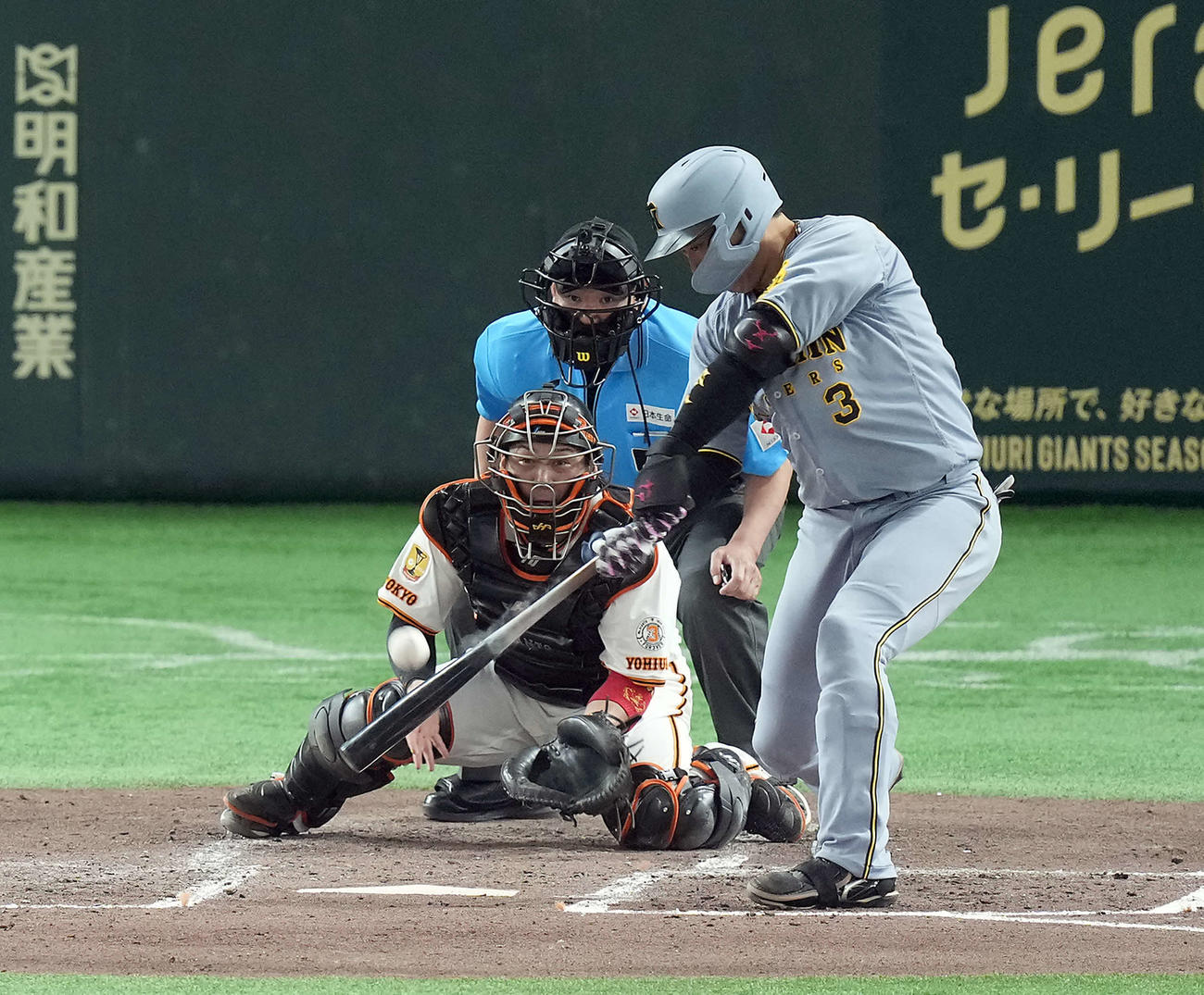 巨人対阪神　3回表阪神1死一、三塁、右前に適時二塁打を放つ大山（撮影・たえ見朱実）