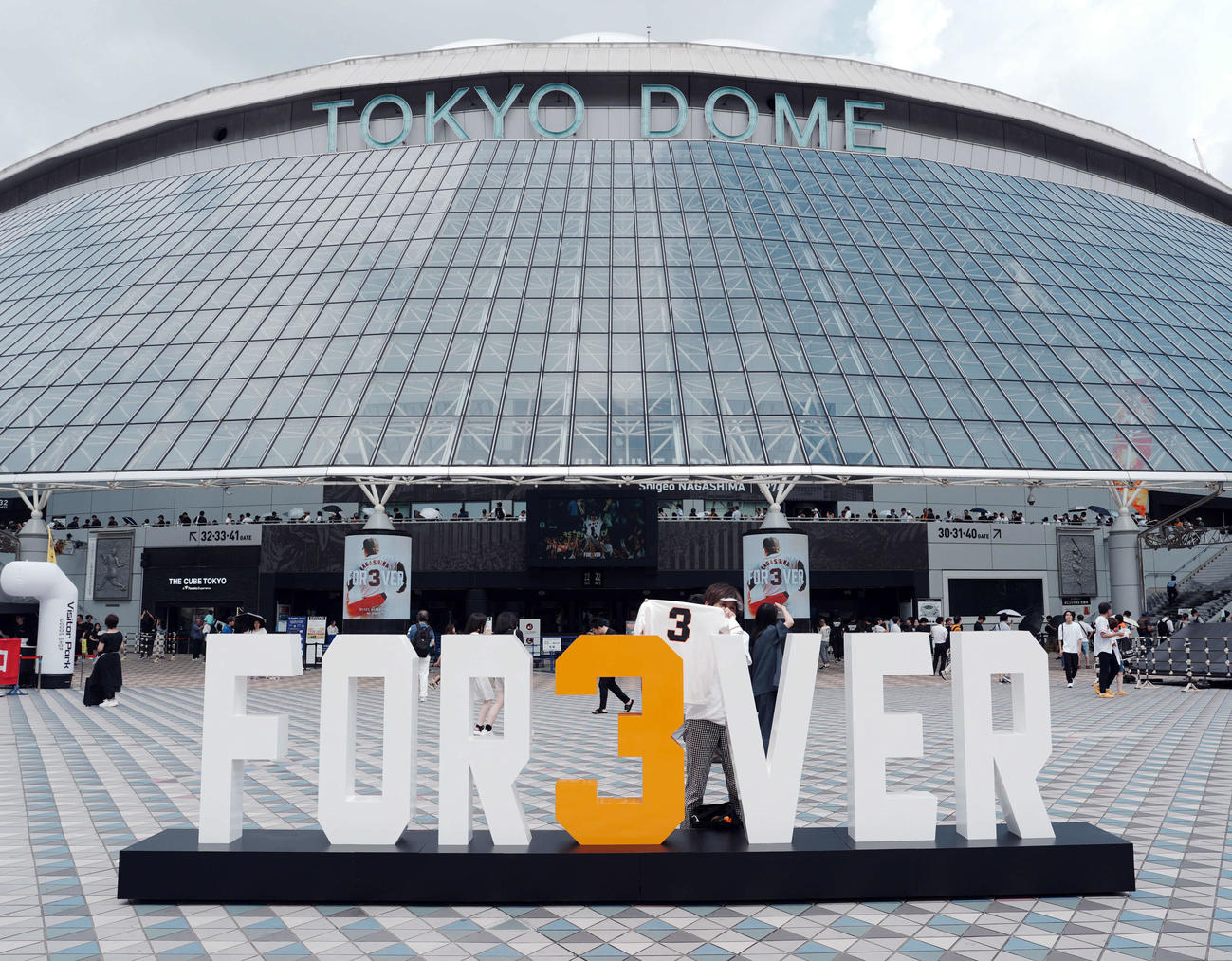 巨人対阪神　広場に設置された「FOR3VER」モニュメント（撮影・たえ見朱実）