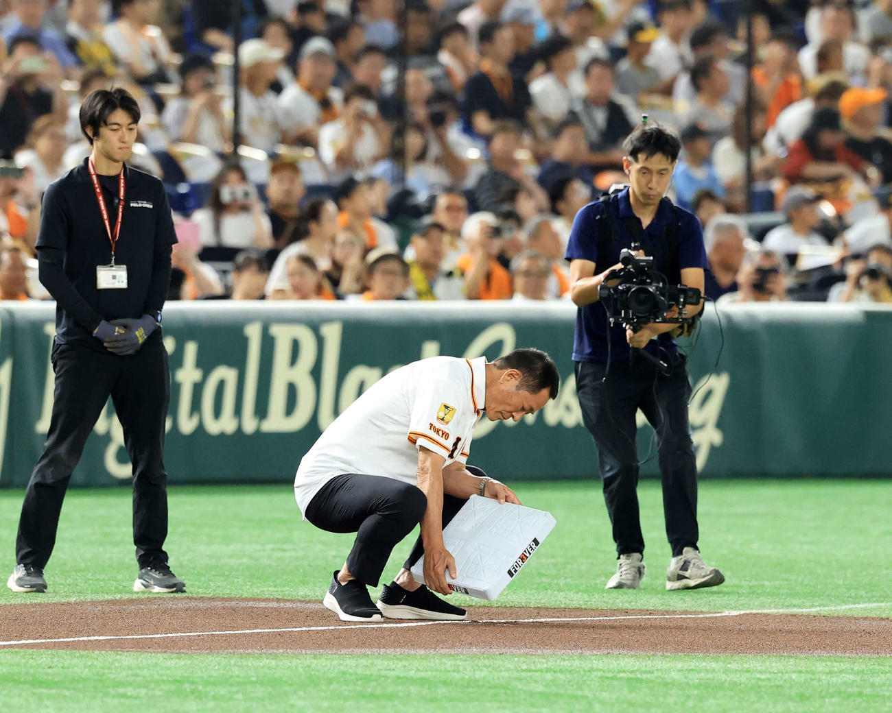 巨人対阪神　長嶋茂雄終身名誉監督追悼試合のセレモニーで三塁にベースデリバリーする中畑清氏（撮影・浅見桂子）