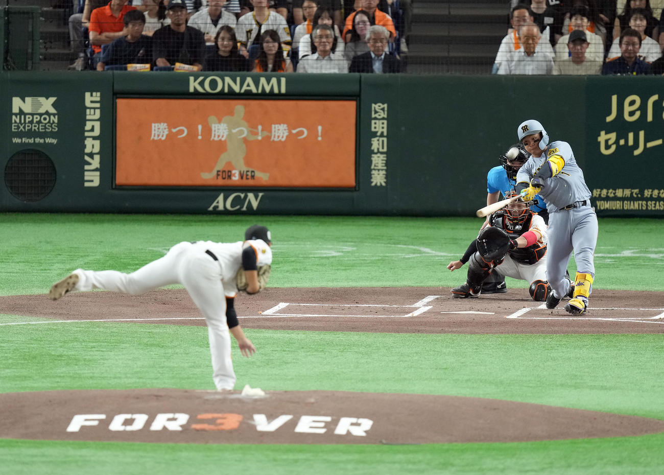 巨人対阪神　1回表阪神1死二塁、左越えに2点本塁打を放つ森下。投手井上（撮影・たえ見朱実）