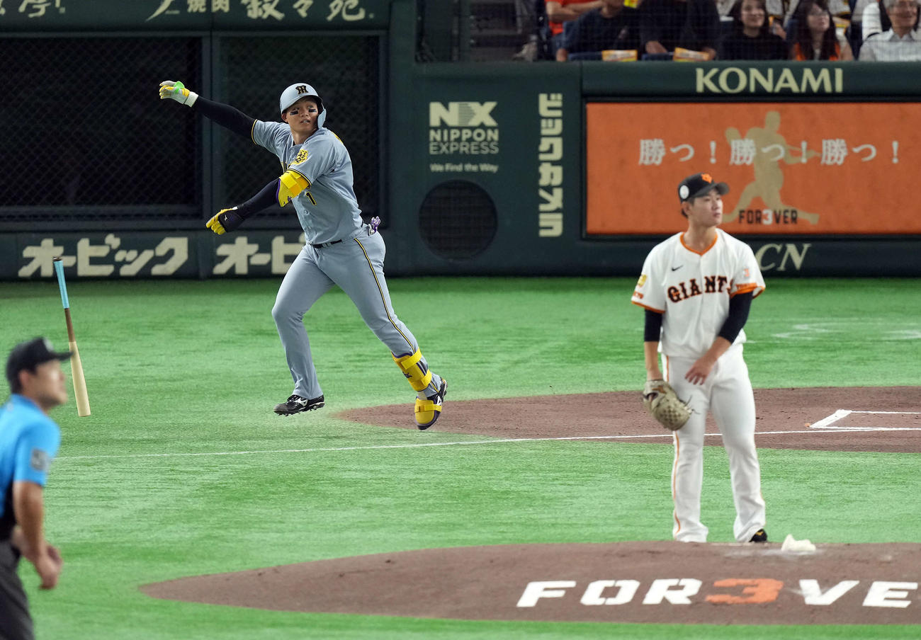 巨人対阪神　1回表阪神1死二塁、左越えに2点本塁打を放った森下。投手井上（撮影・たえ見朱実）