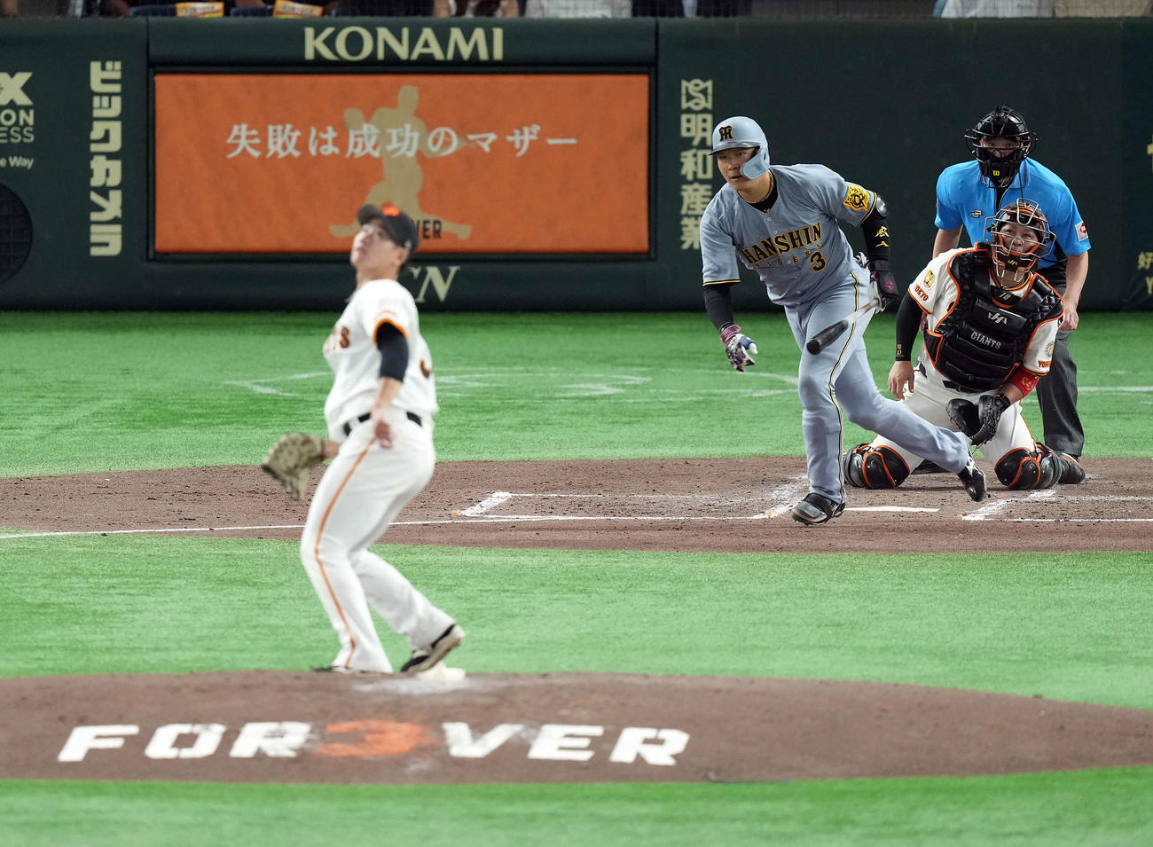 巨人対阪神　3回表阪神1死一、三塁、右前に適時打を放つ大山。投手井上（撮影・たえ見朱実）