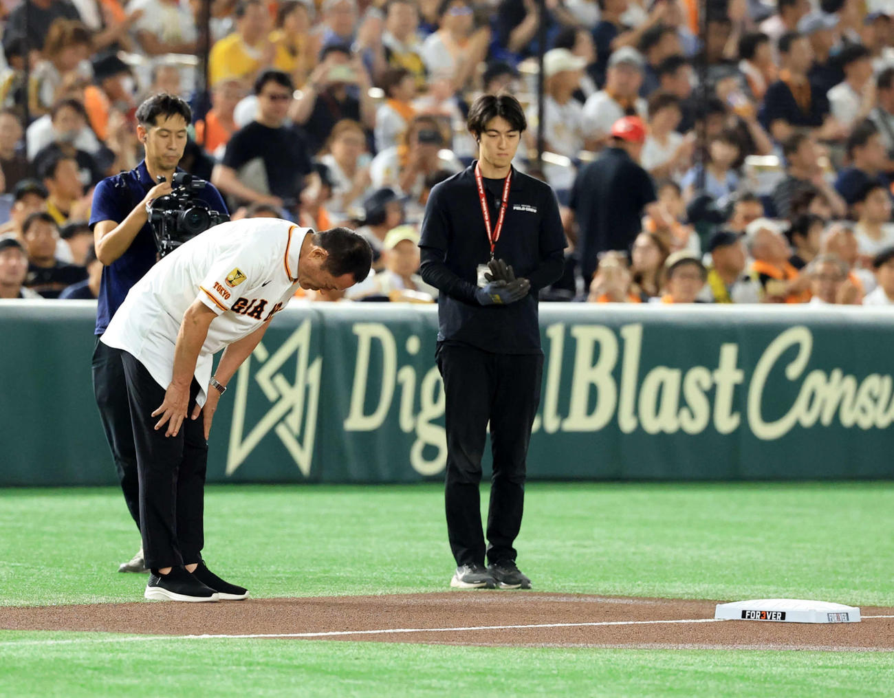 巨人対阪神　長嶋茂雄終身名誉監督追悼試合のセレモニーで三塁にベースデリバリーする中畑清氏（撮影・浅見桂子）