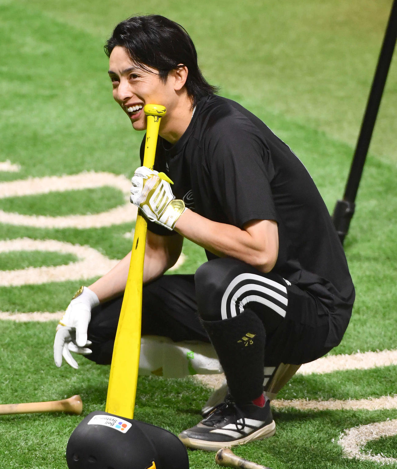 ソフトバンク対ロッテ　試合前、談笑する周東（撮影・岩下翔太）
