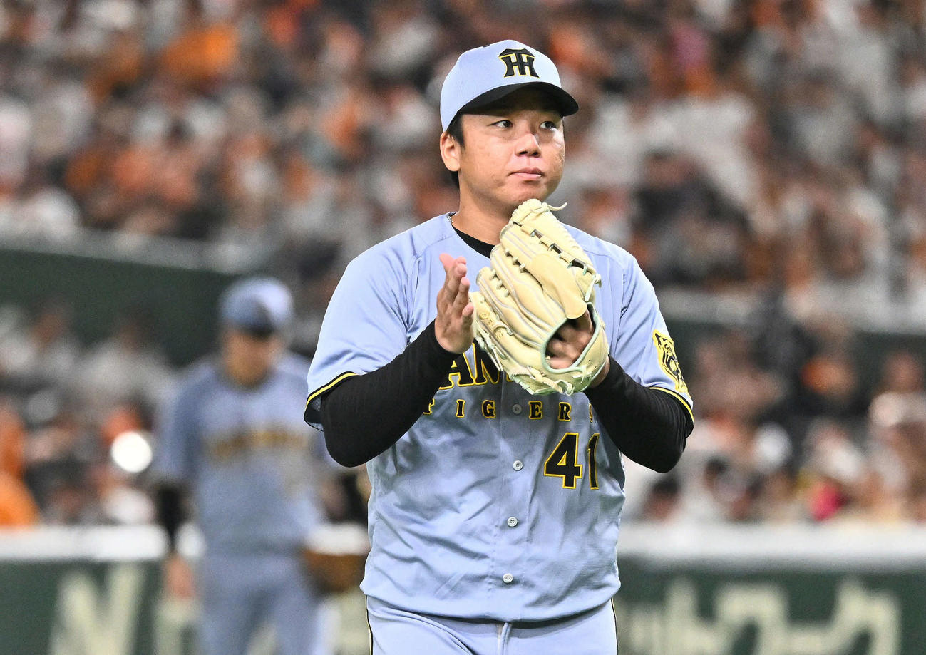 巨人対阪神　3回裏を投げ終えグラブをたたく阪神先発の村上（撮影・滝沢徹郎）