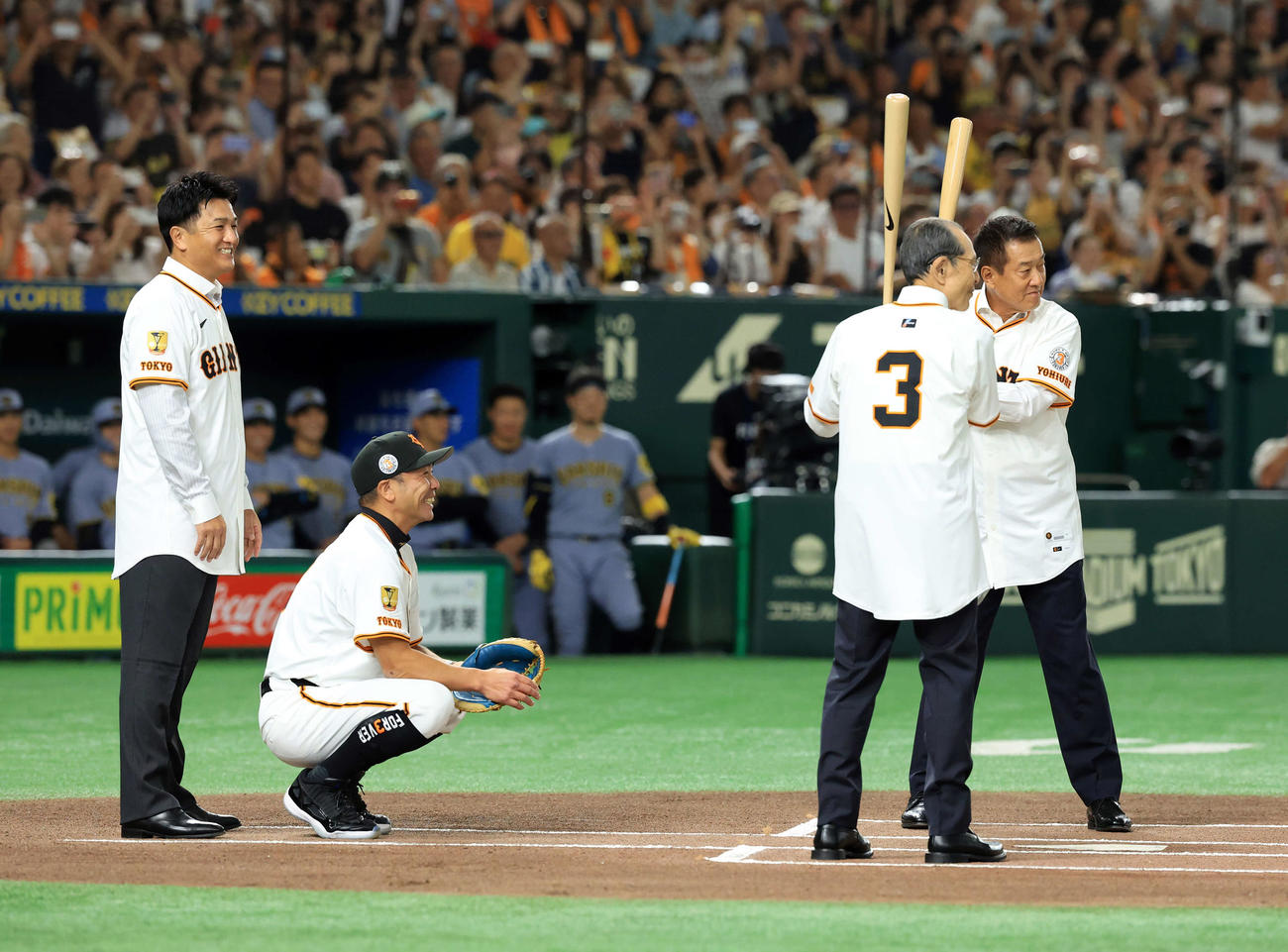 巨人対阪神　長嶋茂雄終身名誉監督追悼試合のセレモニアルピッチで打席に入った、左から高橋由伸氏、阿部監督、王貞治氏、原辰徳氏（撮影・浅見桂子）