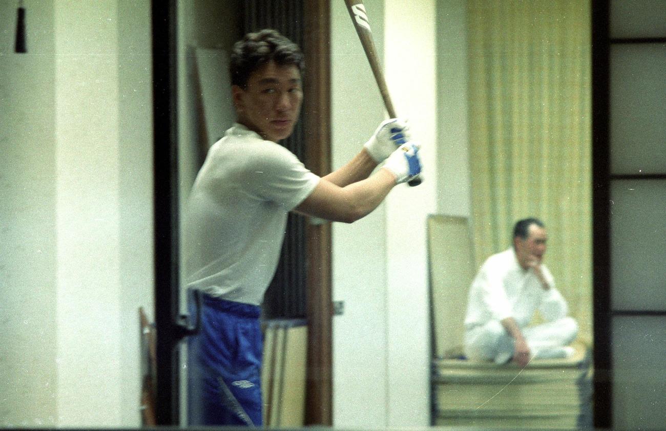 93年2月、巨人春季キャンプ　宿舎の夜間練習で素振りする巨人松井。後方は長嶋監督