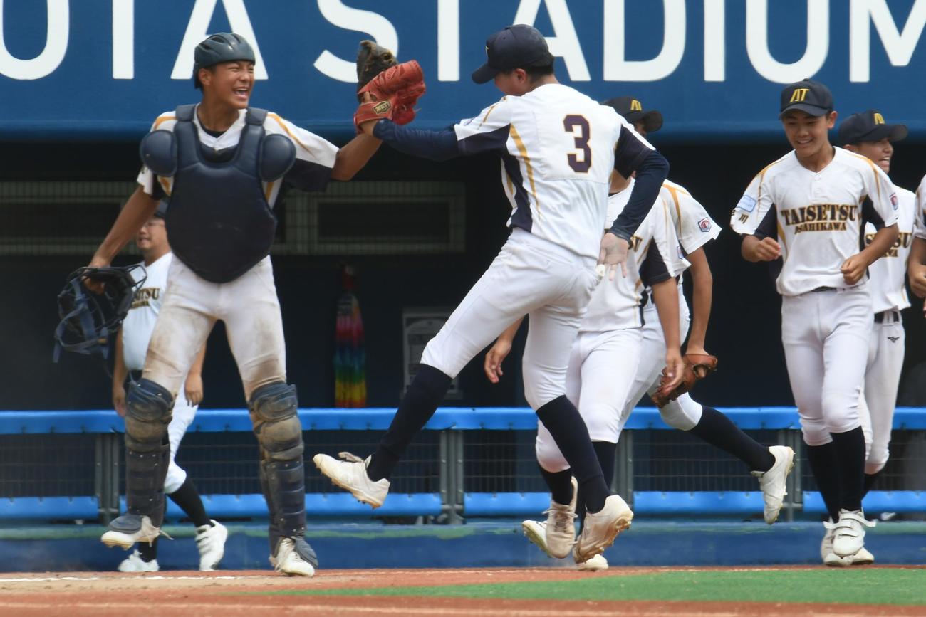 決勝進出を決めた旭川大雪の前田（背番号3）は女房役の市川とハイタッチ（撮影・久我悟）