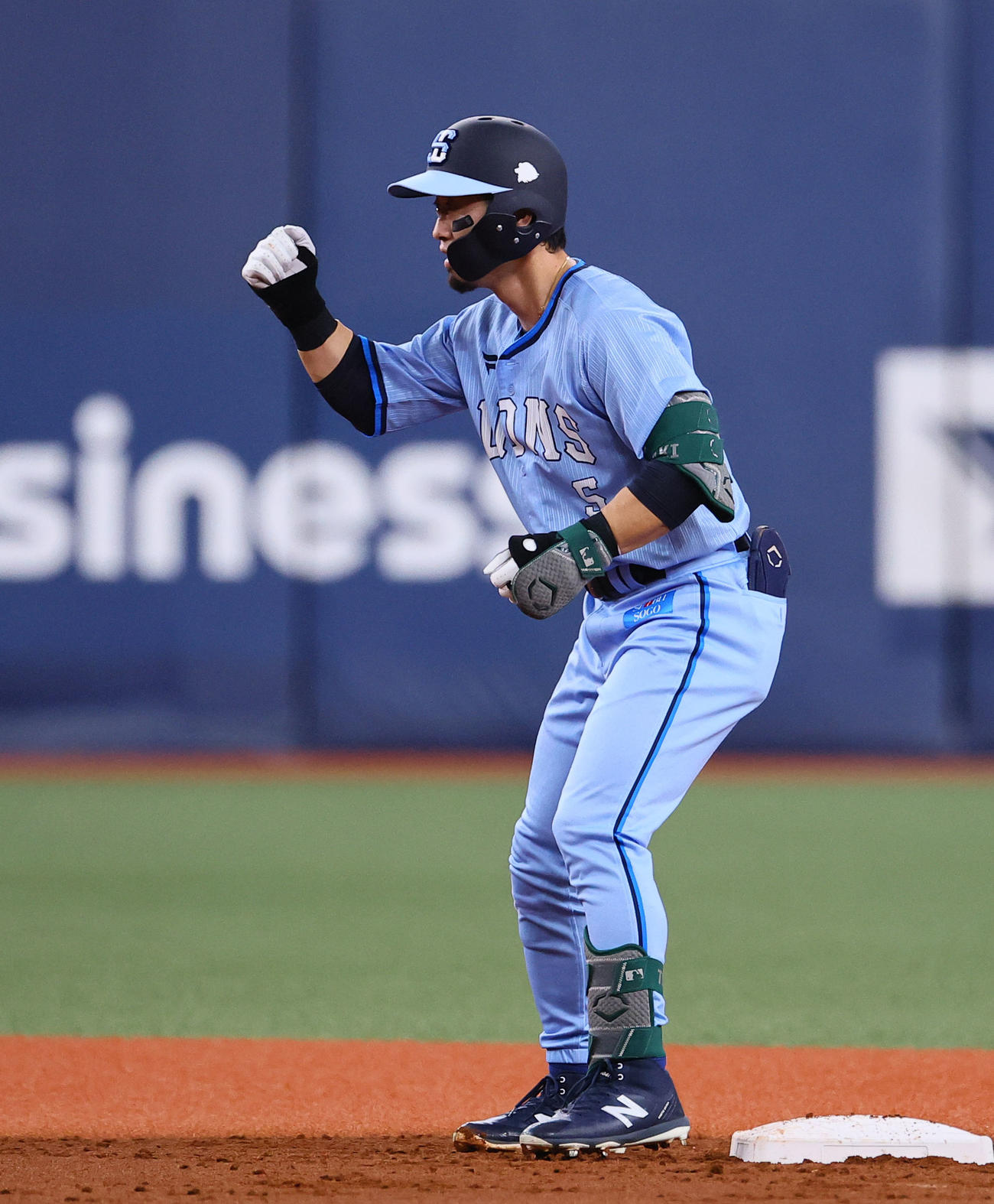 オリックス対西武　3回表西武2死一、二塁、外崎は左翼線に先制適時二塁打を放ちガッツポーズをする（撮影・藤尾明華）