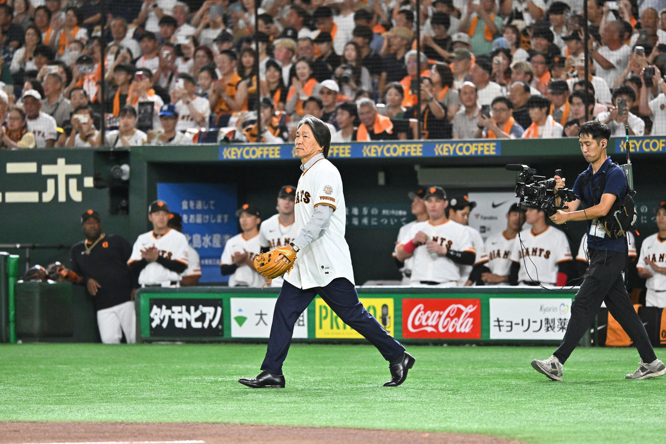 巨人対阪神　始球式に臨む松井氏（撮影・滝沢徹郎）