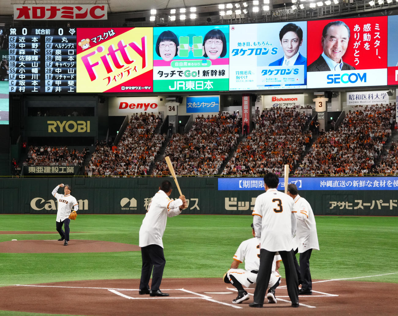 巨人対阪神　セレモニアルピッチで投球する松井秀喜氏。打席に立つのは王貞治氏（右）、原辰徳氏、捕手は巨人阿部監督、審判高橋由伸氏（撮影・鈴木みどり）