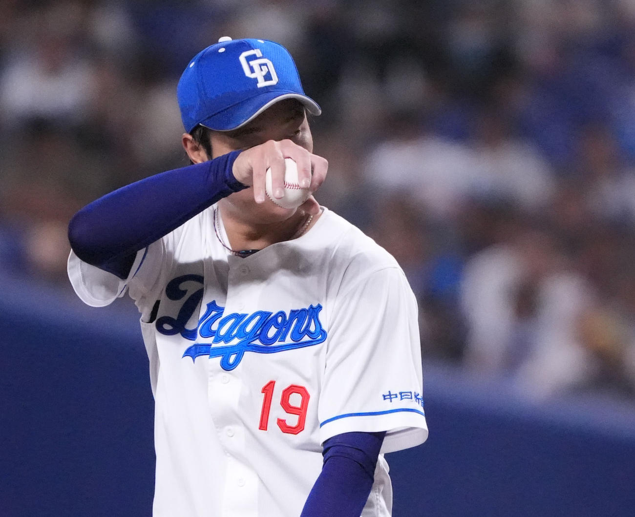 中日対DeNA 5回表DeNA2死二塁、マウンド上で汗を拭く高橋宏（撮影・森本幸一）