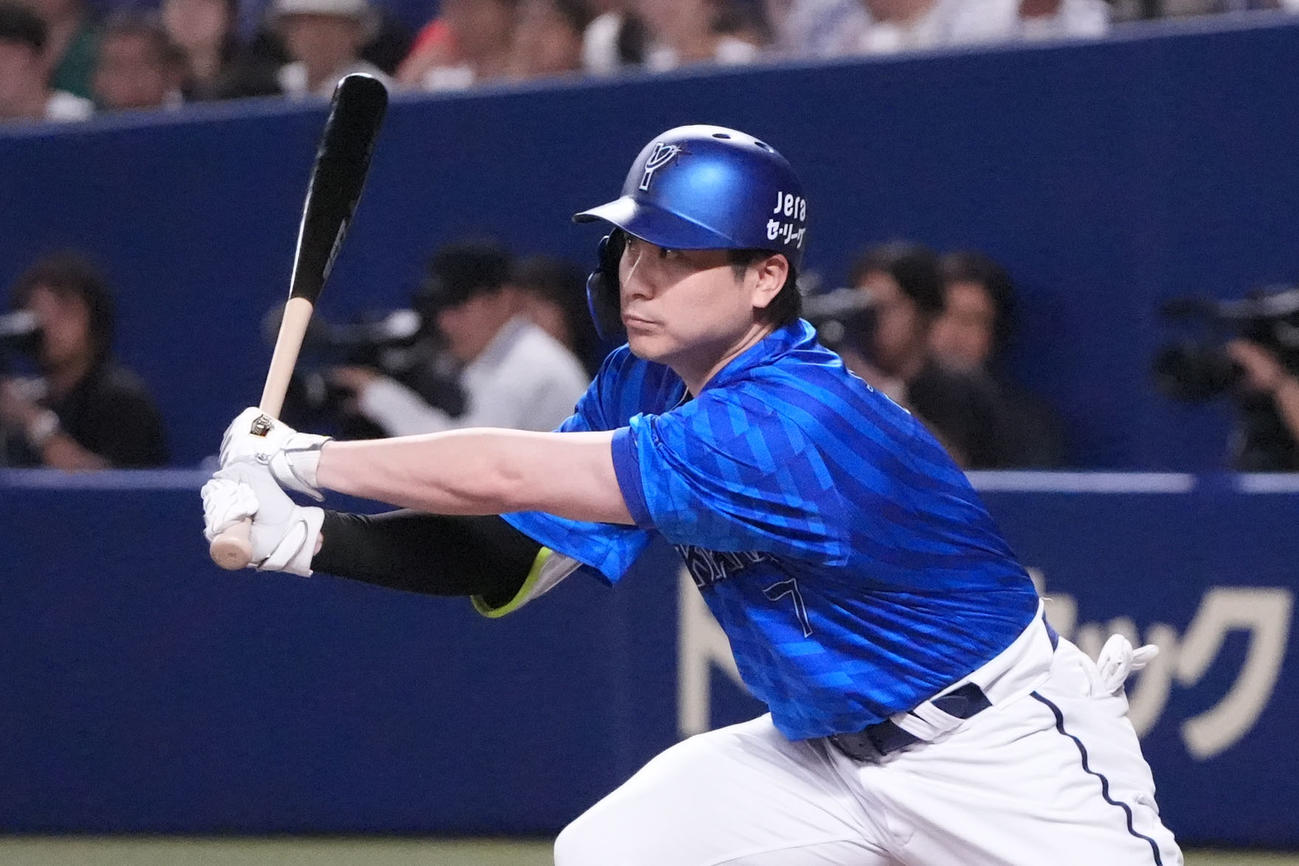 中日対DeNA 1回表DeNA1死一塁、左中間へ適時二塁打を放つ佐野（撮影・森本幸一）
