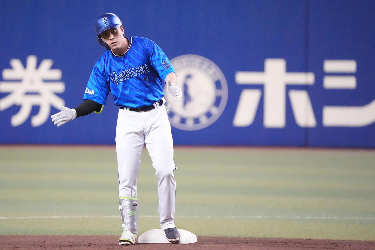 中日対DeNA 1回表DeNA1死一塁、左中間へ適時二塁打を放ちベンチへアピールする佐野（撮影・森本幸一）