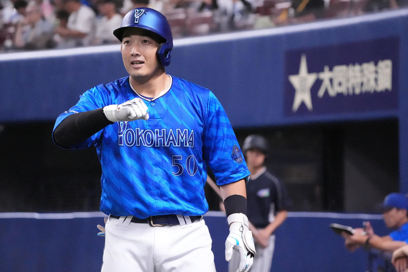 中日対DeNA 2回表DeNA無死、山本は左越え本塁打を放ちポーズを決める（撮影・森本幸一）