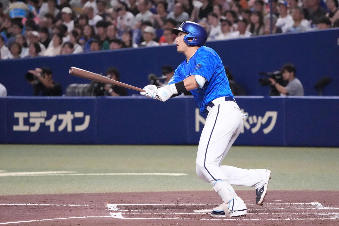 中日対DeNA 2回表DeNA無死、左越え本塁打を放つ山本（撮影・森本幸一）