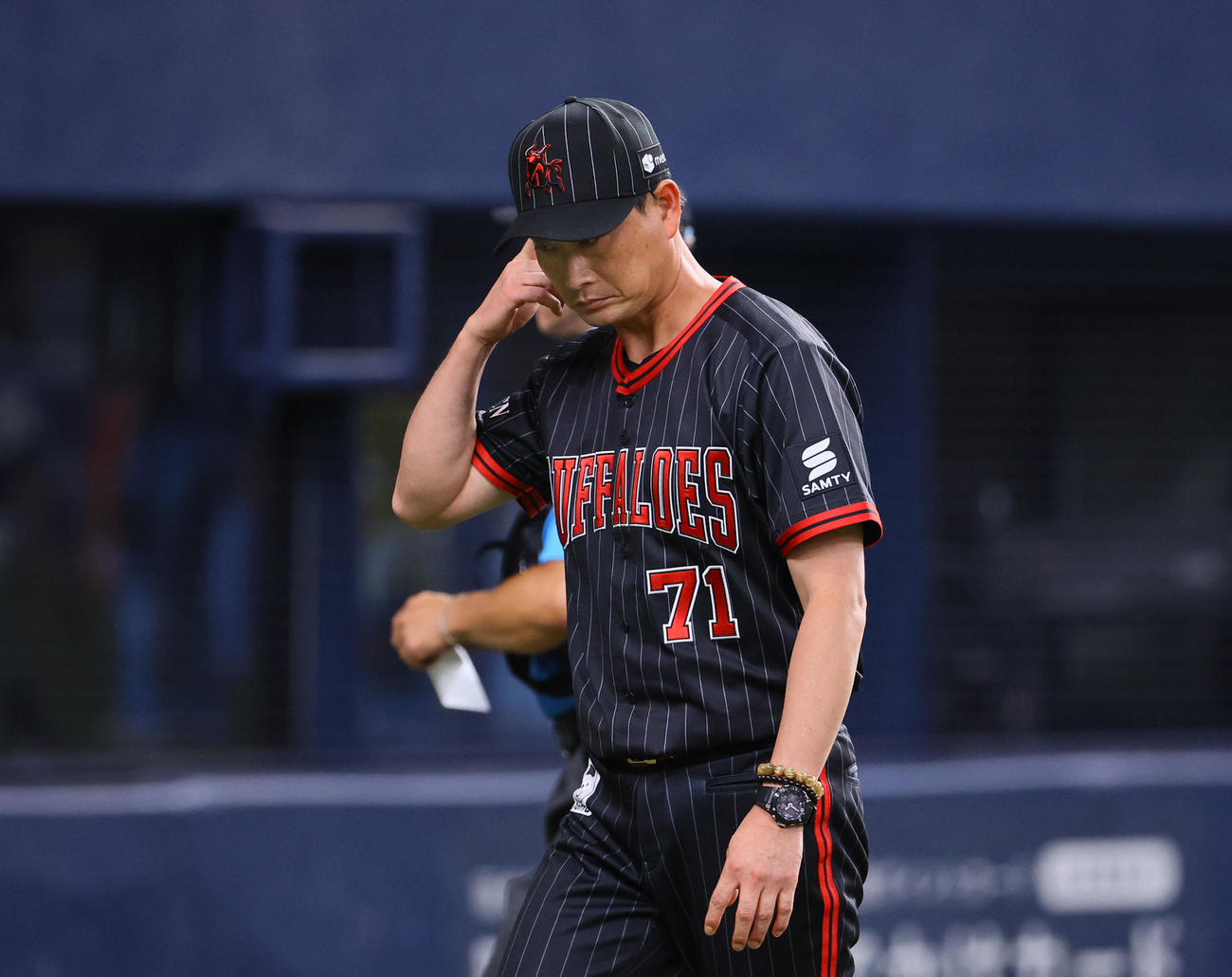 オリックス対西武　8回、交代を告げベンチに戻るオリックス岸田監督（撮影・藤尾明華）