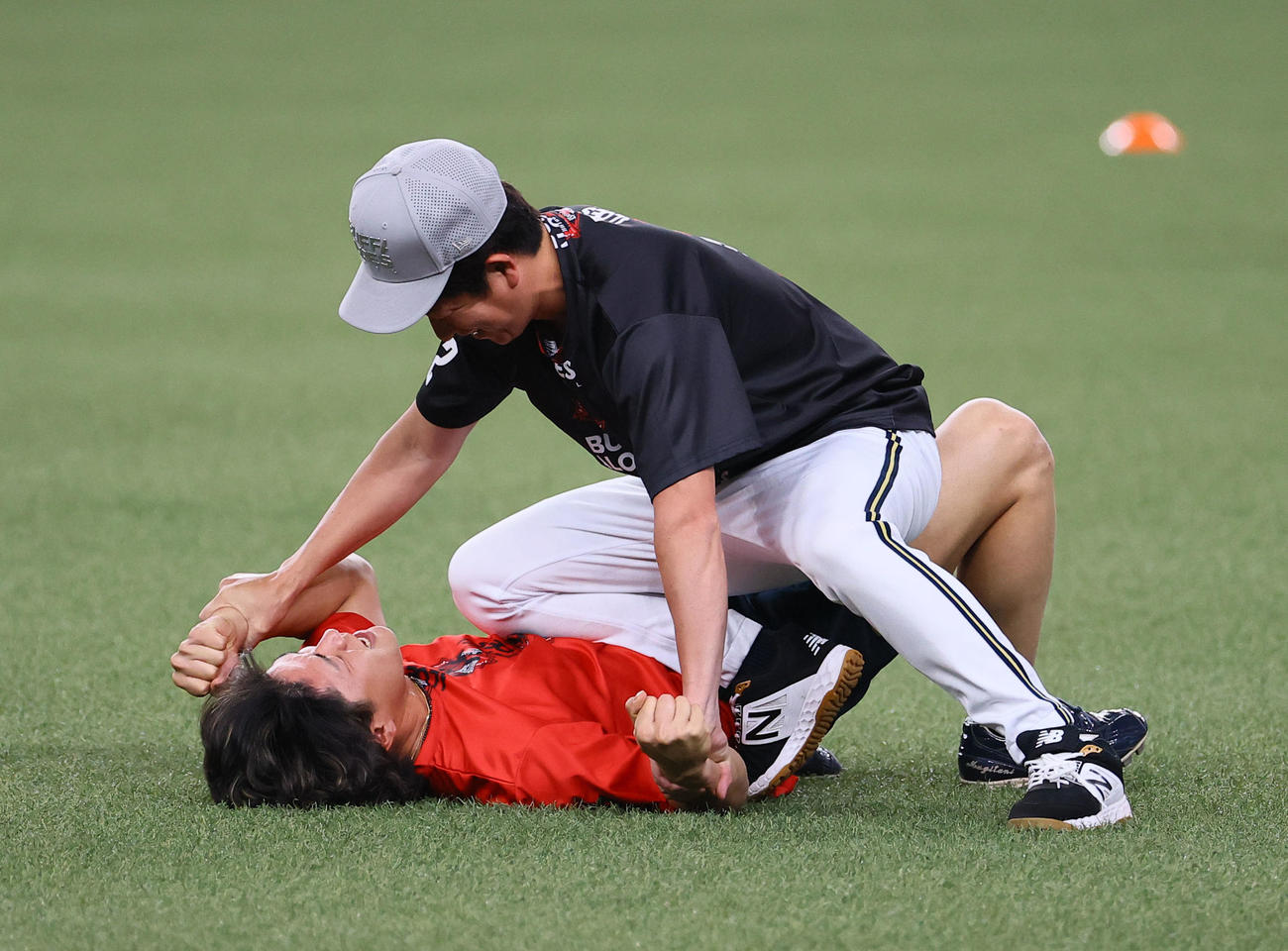 オリックス対西武　じゃれ合うオリックス川島コーチと麦谷（撮影・藤尾明華）