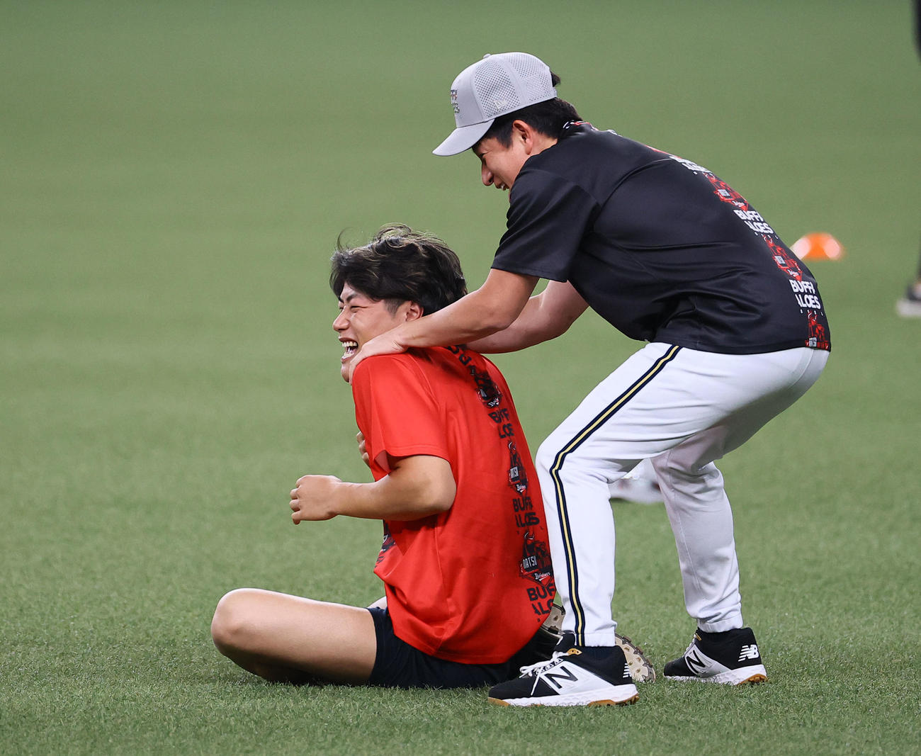 オリックス対西武　じゃれ合うオリックス川島コーチと麦谷（撮影・藤尾明華）